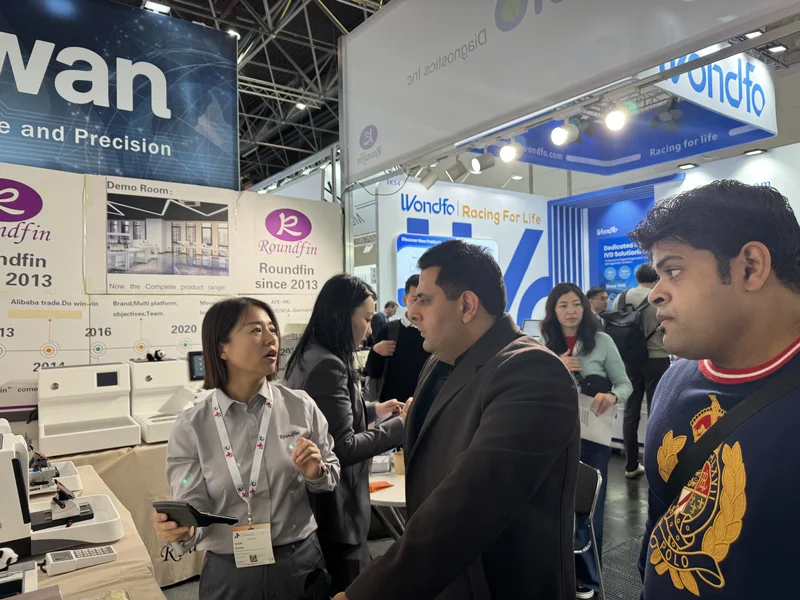 Roundfin team discussing pathology equipment specifications with customers at MEDICA 2024