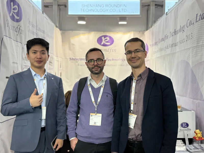 Semi-automatic rotary microtome demonstration at Roundfin MEDICA 2025 booth