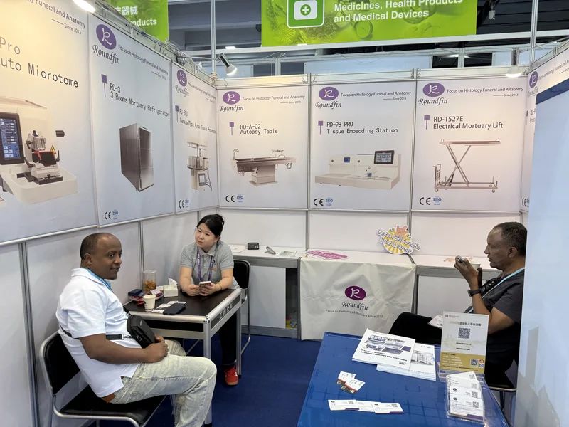 Medical refrigerator and blood bank refrigerator on display at Roundfin Canton Fair 2026 booth