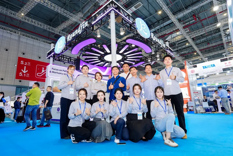 Roundfin team group photo with international customers at CMEF exhibition