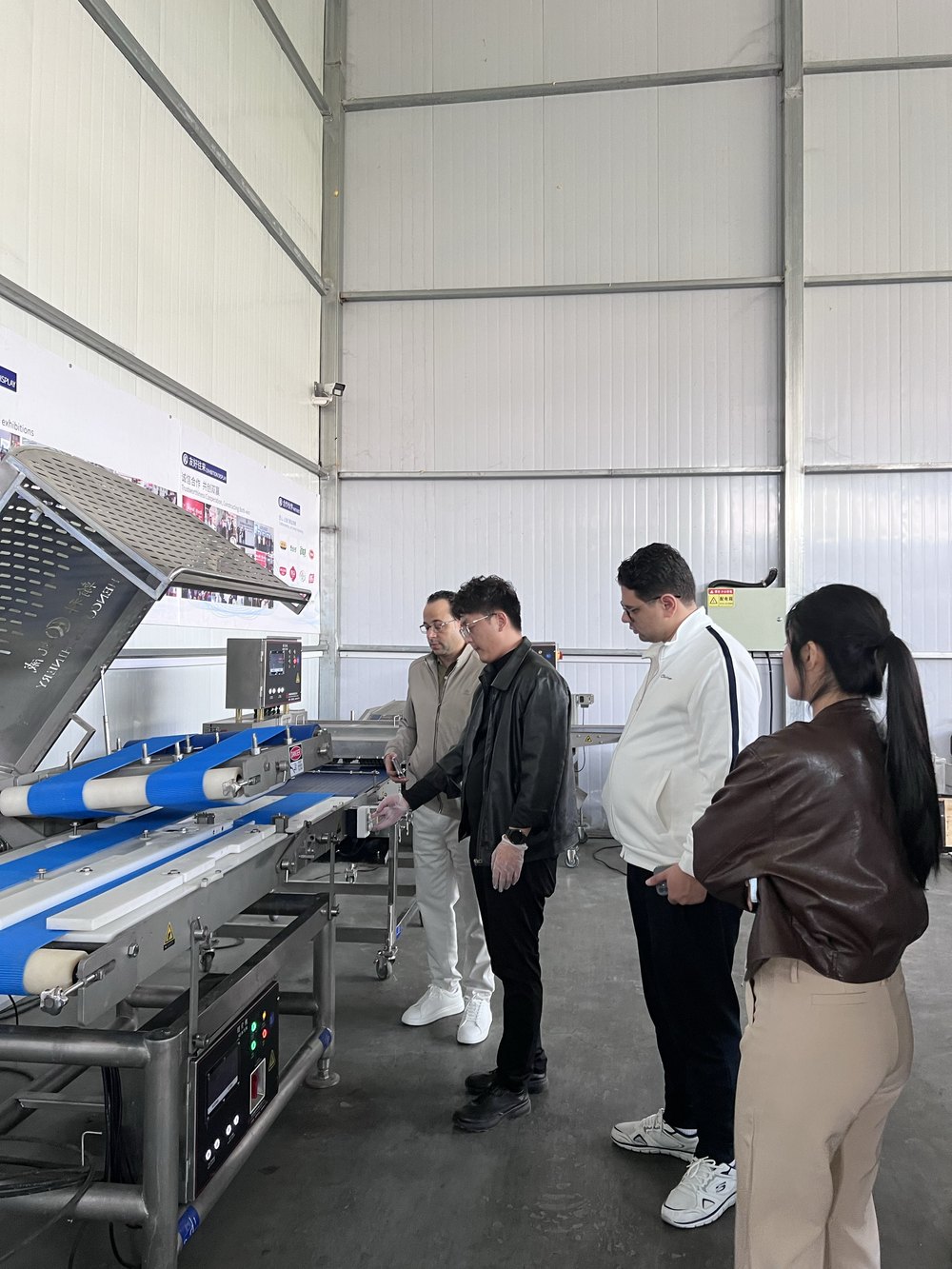 Saudi buyer and Henco engineers beside the meat cutting machine in the Jinan workshop