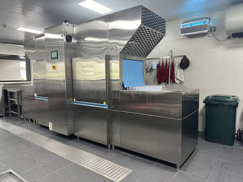 industrial restaurant dishwasher